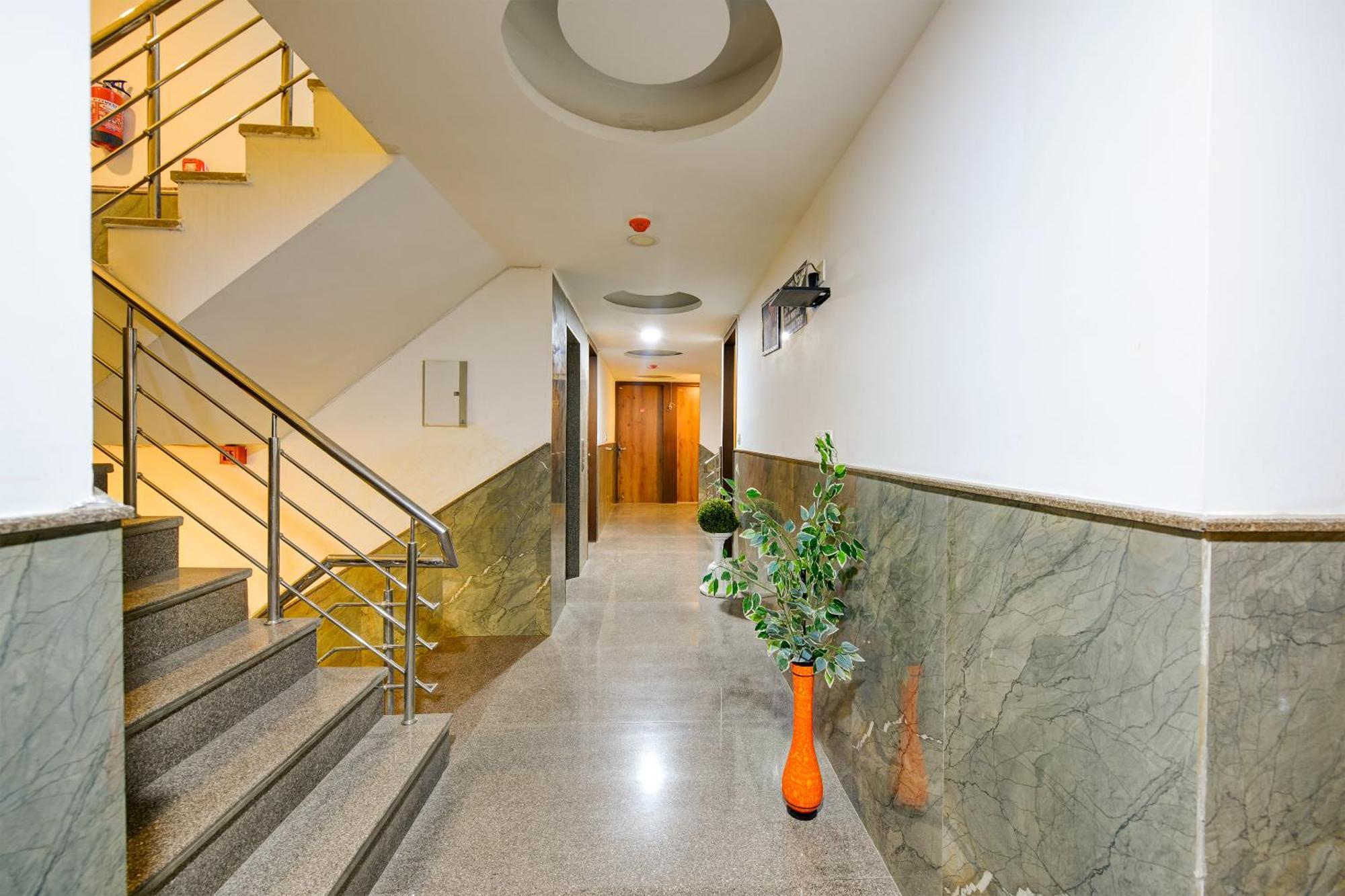 Hotel Grand Qubic Near Delhi Airport 新德里 外观 照片