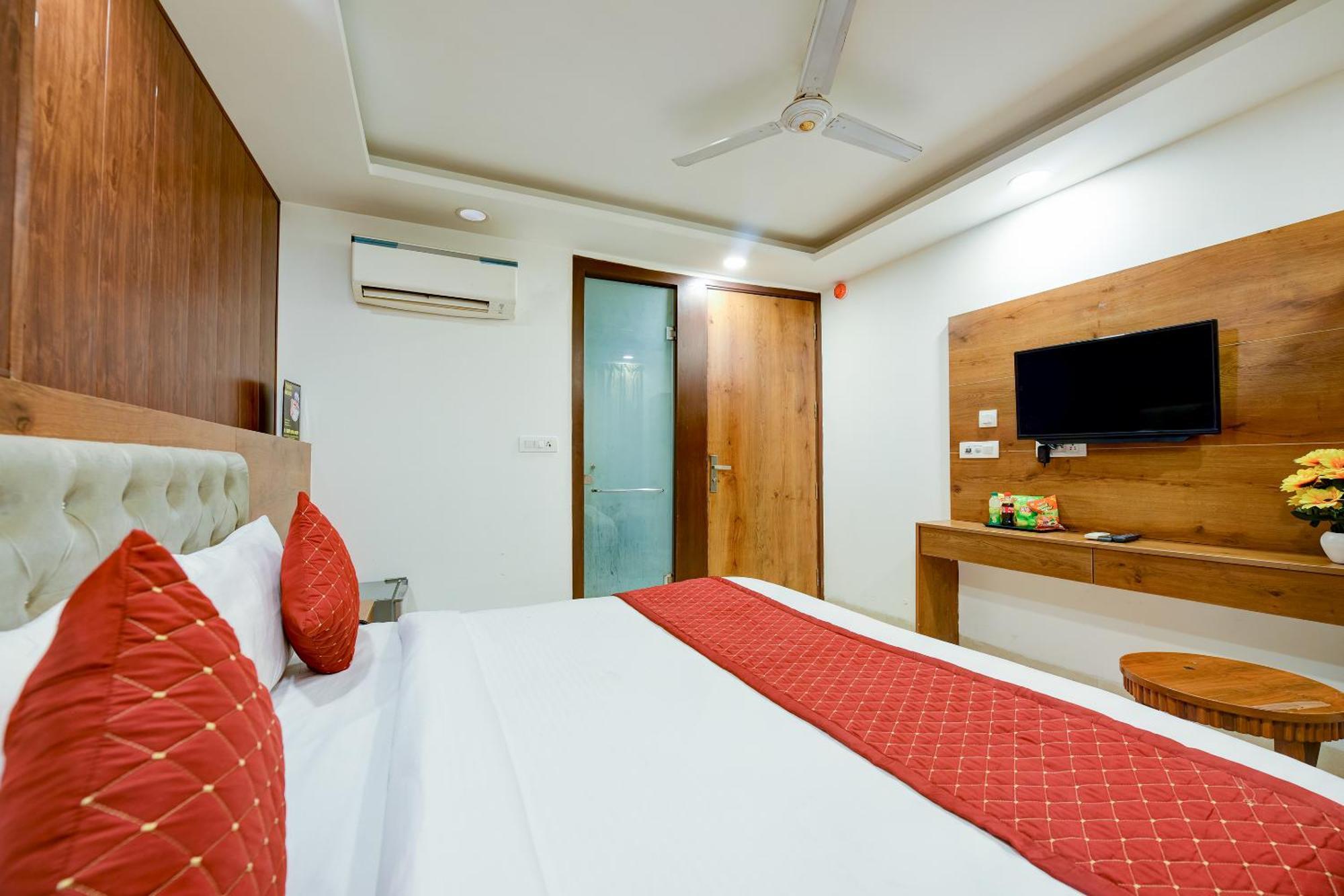Hotel Grand Qubic Near Delhi Airport 新德里 外观 照片