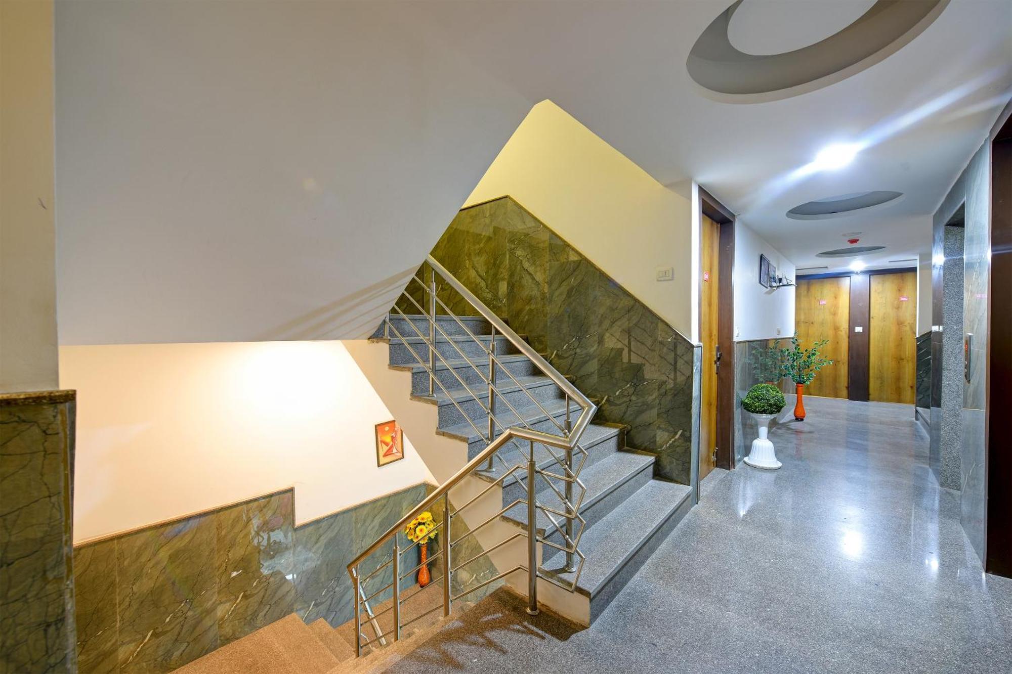 Hotel Grand Qubic Near Delhi Airport 新德里 外观 照片