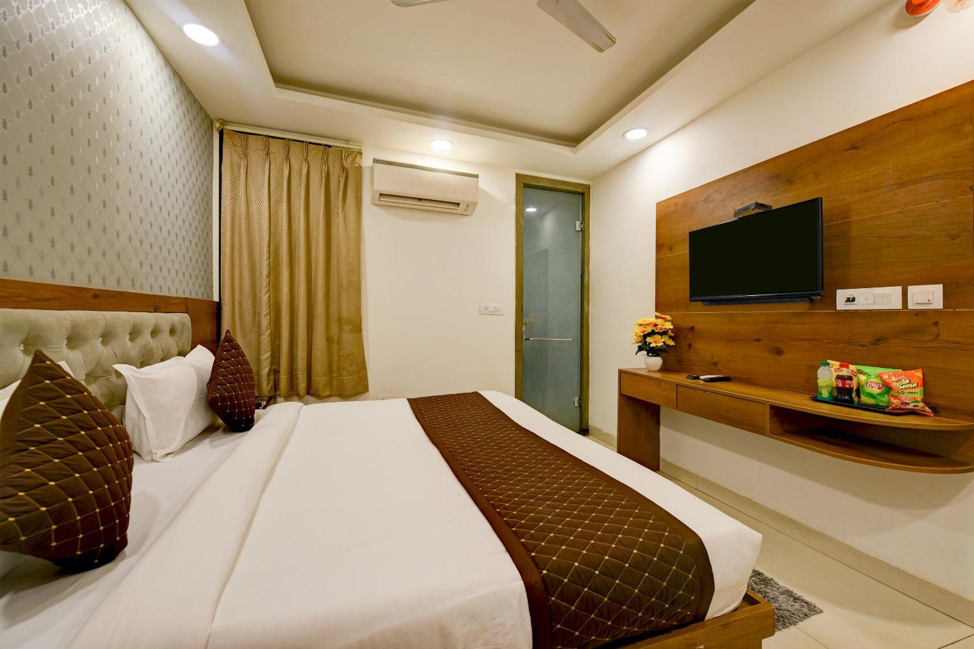 Hotel Grand Qubic Near Delhi Airport 新德里 外观 照片