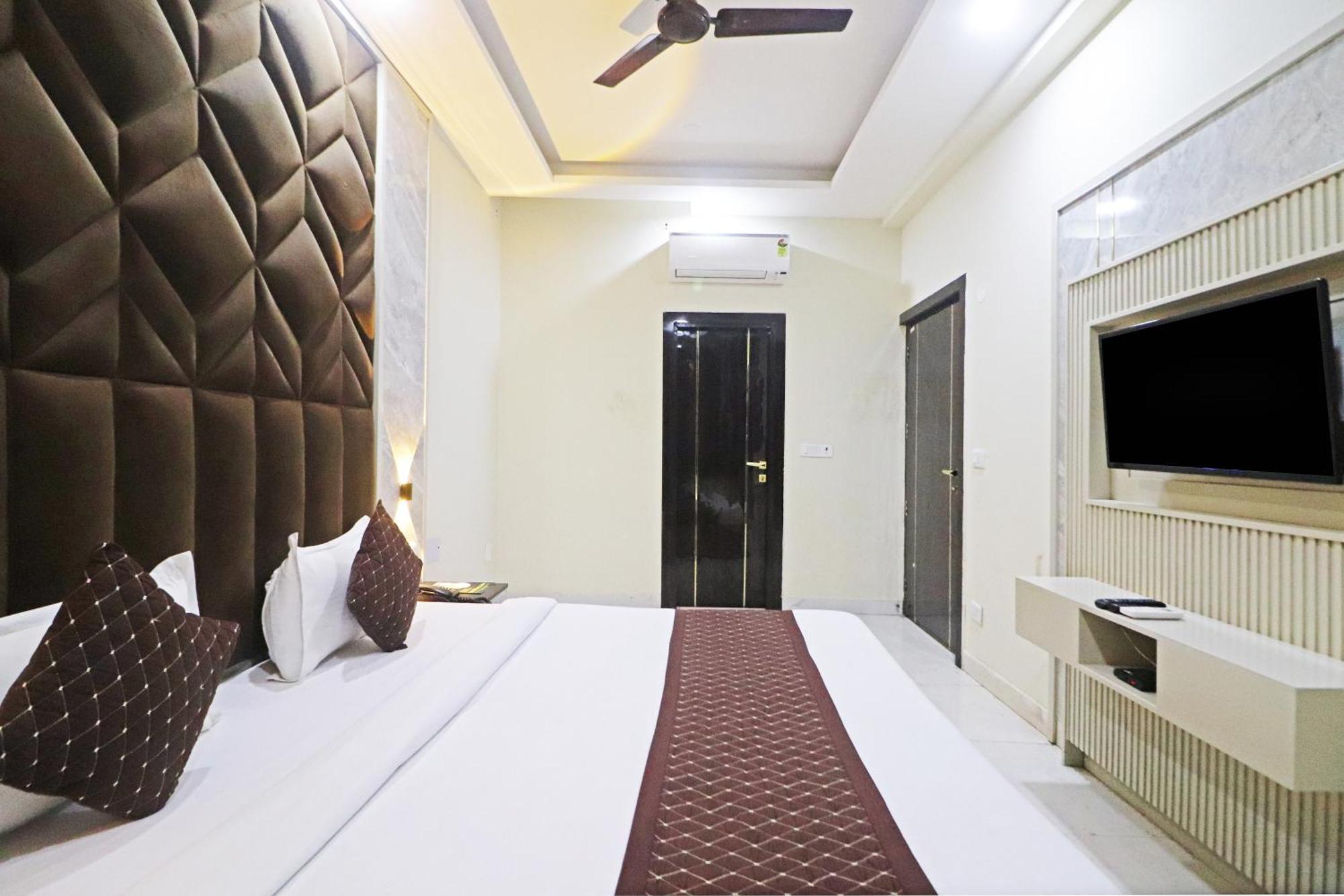 Hotel Grand Qubic Near Delhi Airport 新德里 外观 照片
