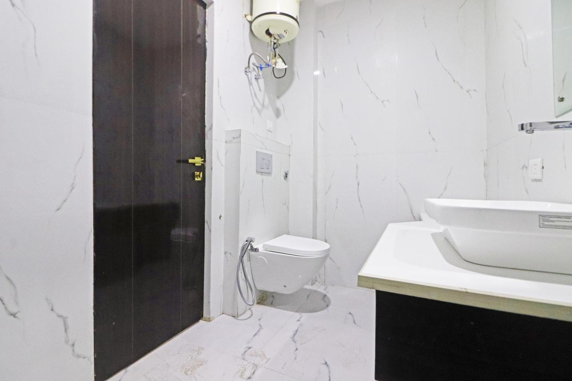 Hotel Grand Qubic Near Delhi Airport 新德里 外观 照片