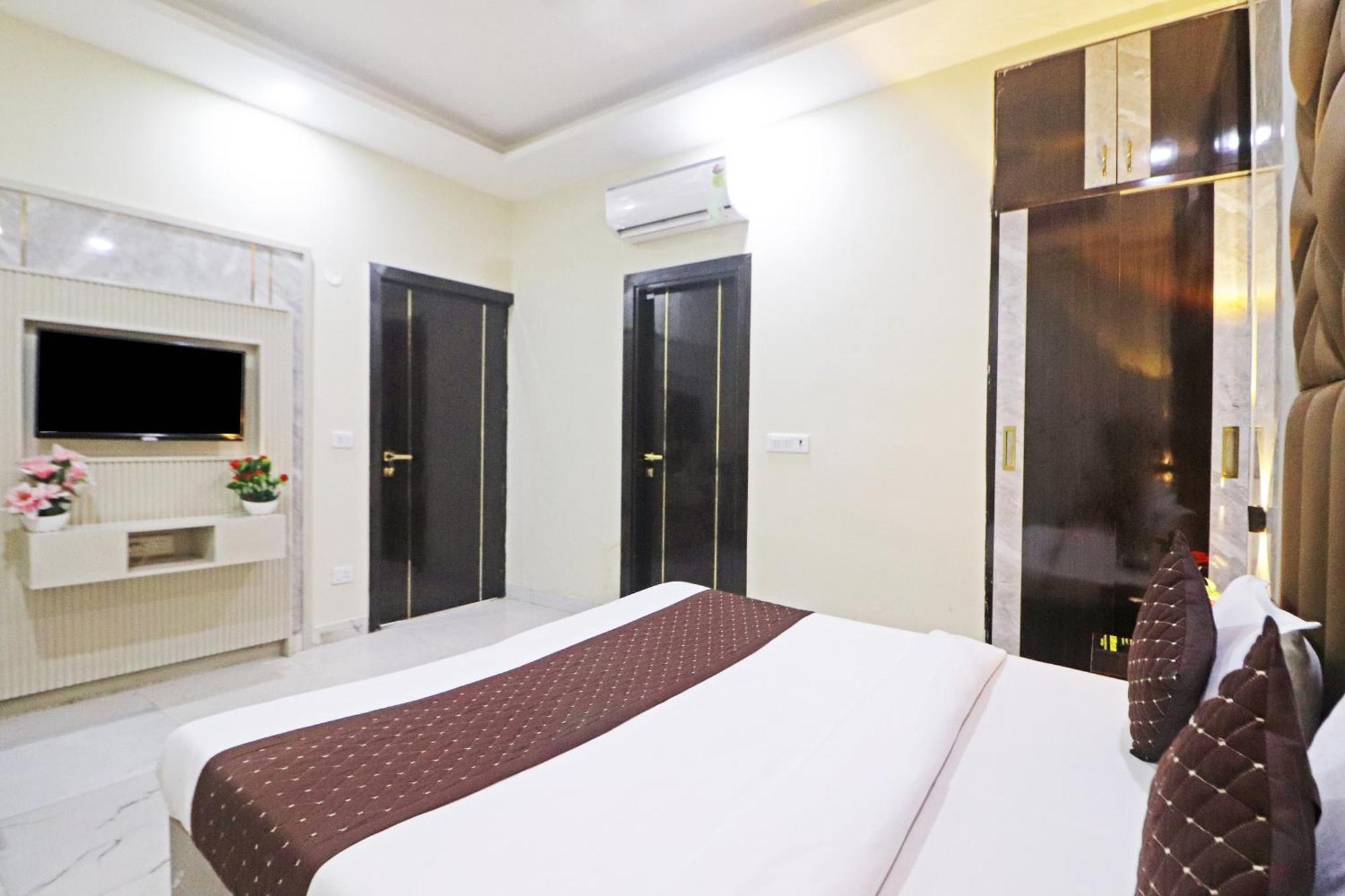 Hotel Grand Qubic Near Delhi Airport 新德里 外观 照片