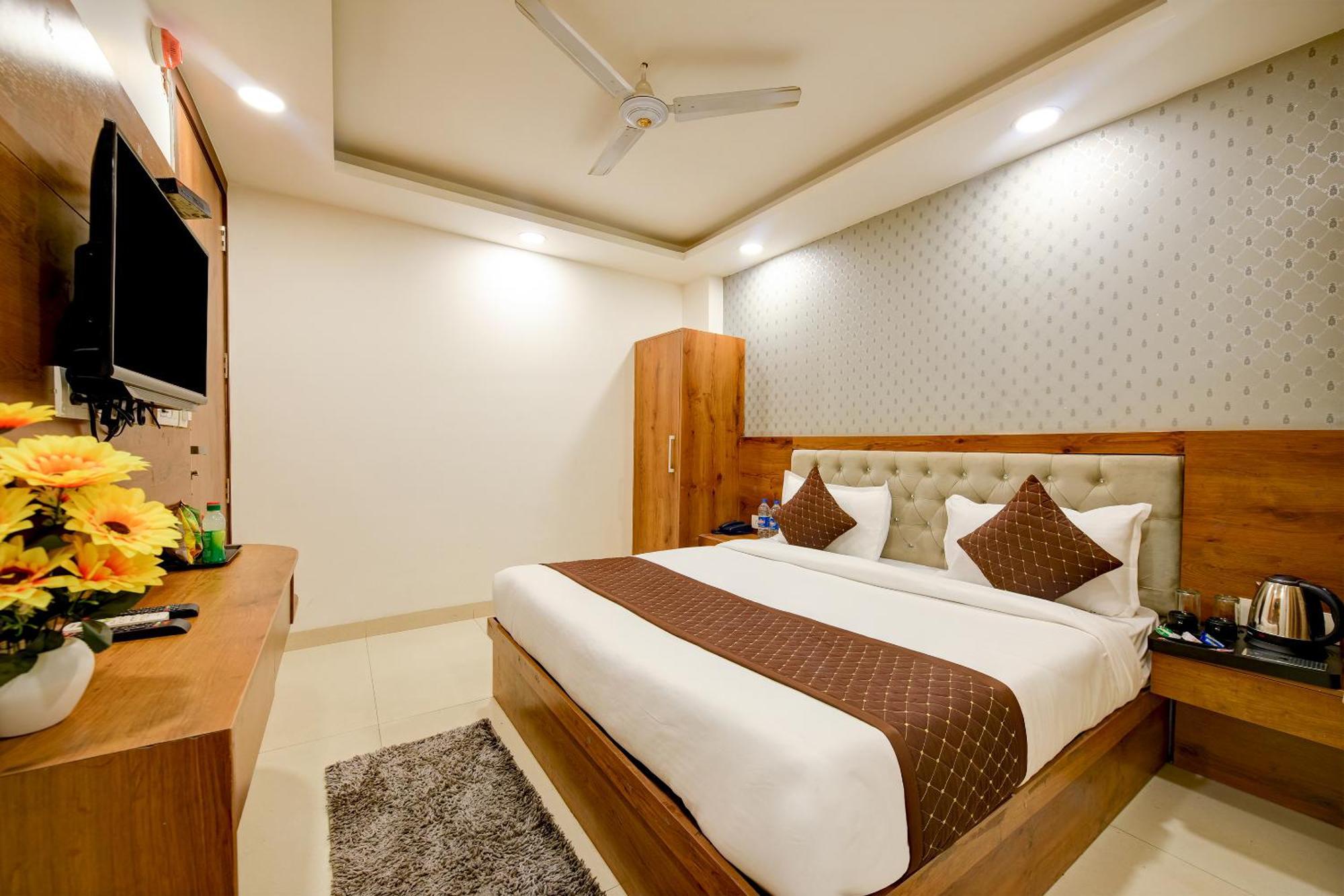 Hotel Grand Qubic Near Delhi Airport 新德里 外观 照片