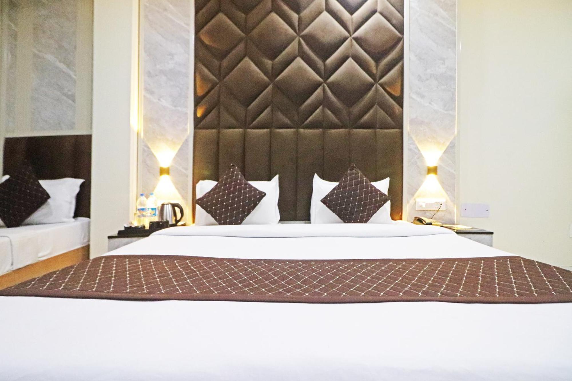 Hotel Grand Qubic Near Delhi Airport 新德里 外观 照片