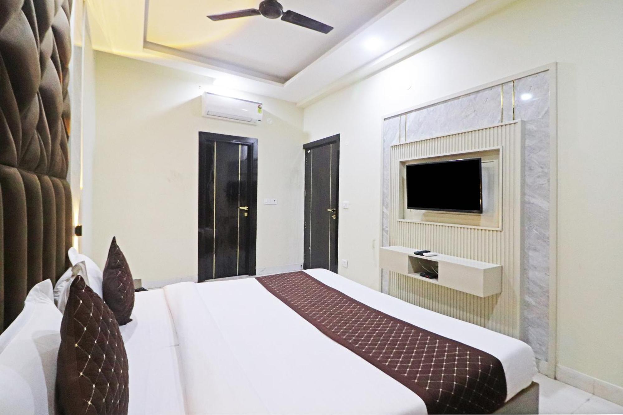 Hotel Grand Qubic Near Delhi Airport 新德里 外观 照片