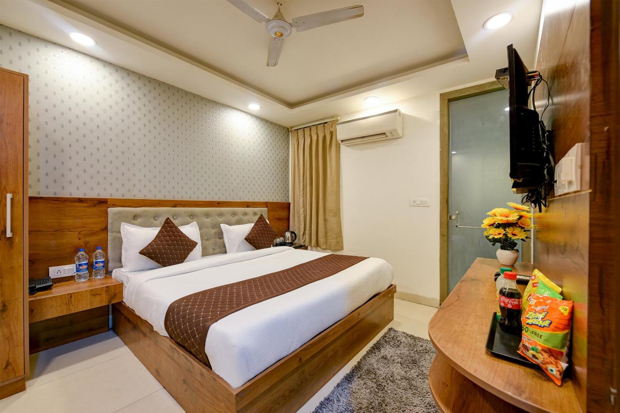 Hotel Grand Qubic Near Delhi Airport 新德里 外观 照片