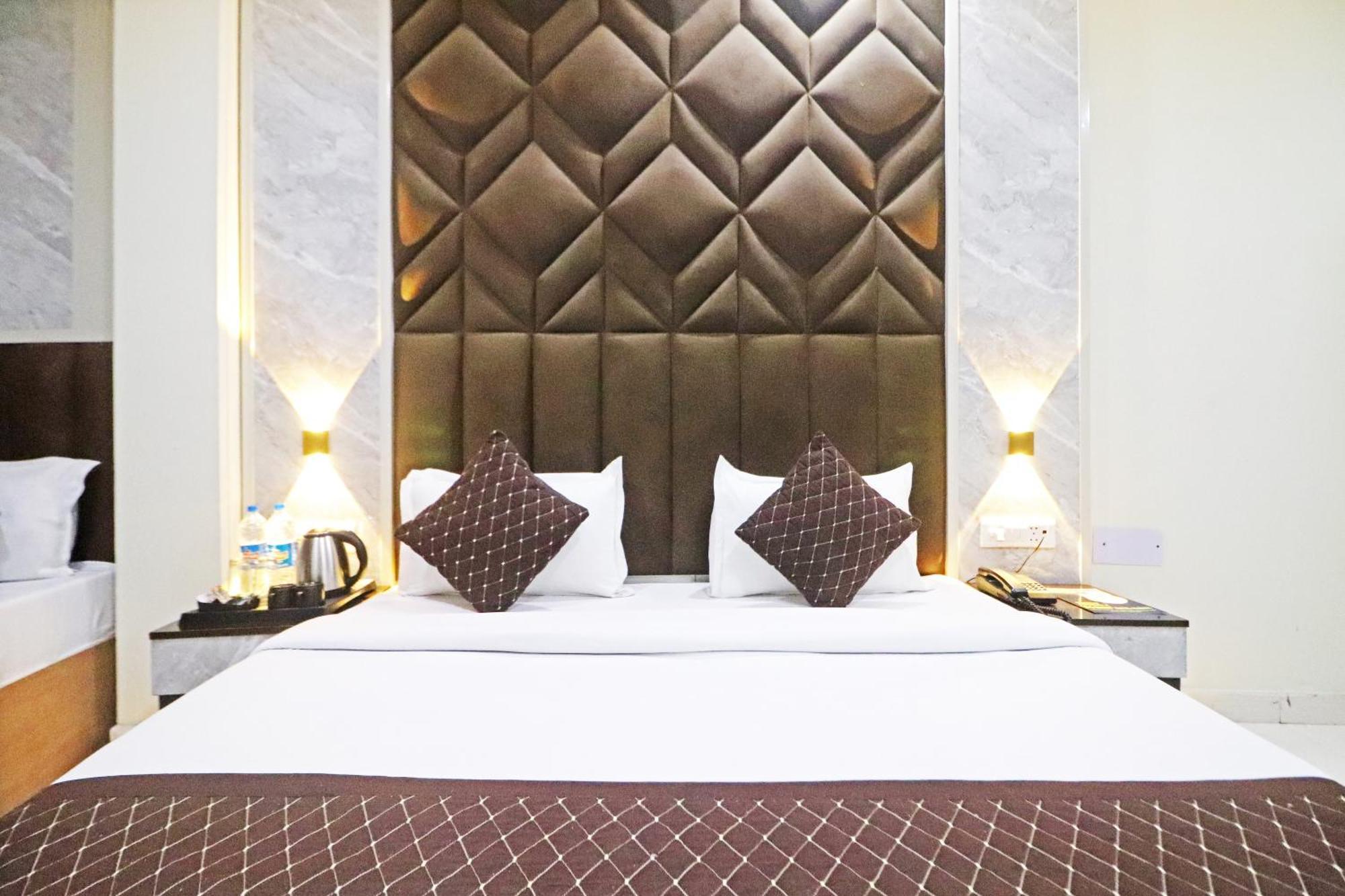 Hotel Grand Qubic Near Delhi Airport 新德里 外观 照片